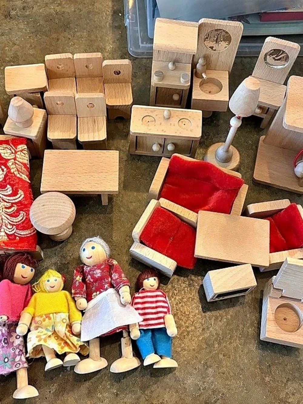 Wooden Dollhouse Furniture & Dolls Set